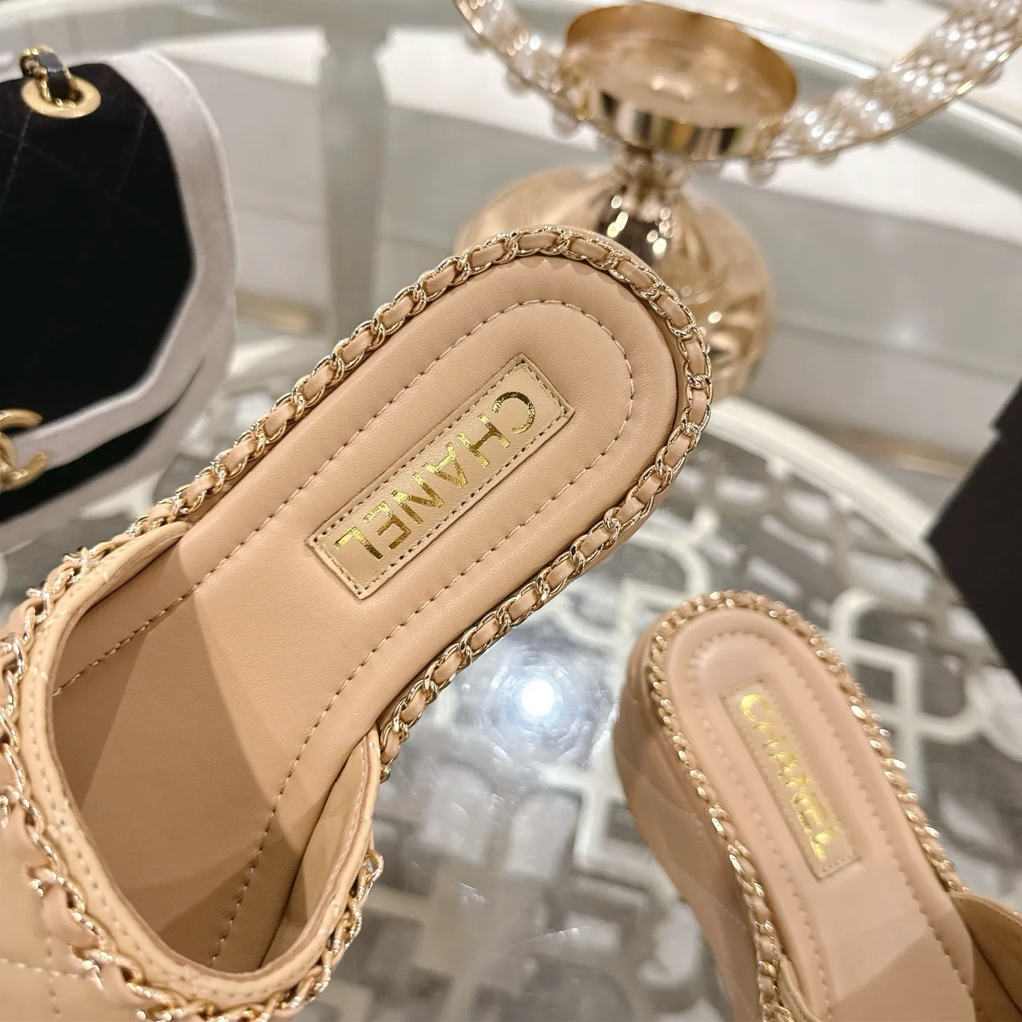 👟👟Ex-factory price 600👟👟 𝐂𝐇𝐀𝐍𝐄𝐋 | Xiaoxiang 25𝐬𝐬 🦋2025 Spring and Summer New Products Counter Classic Xiaoxiang Double C Diamond Chain Slippers Series New〰 🍬 The absolute best in the BS fashion circle. Matching will perform meticulously Minimalist, classic elements that will never fade away 💋 Show unique dressing style, too beautiful to say anything. A must-have for summer... Upper: Original high-customized lambskin Lining: Imported mixed sheepskin lining Outsole: Original molded non-slip outsole Shoe size: 35-39 (34.40.41.42 customization is not returnable)